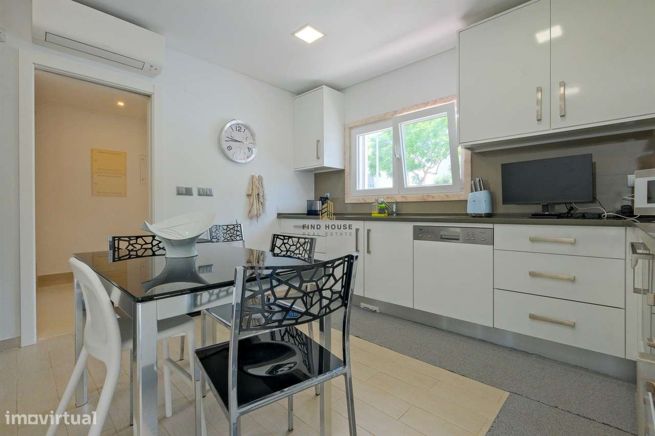 Moradia T3 com piscina, jardim e garagem box, na Caparica-42