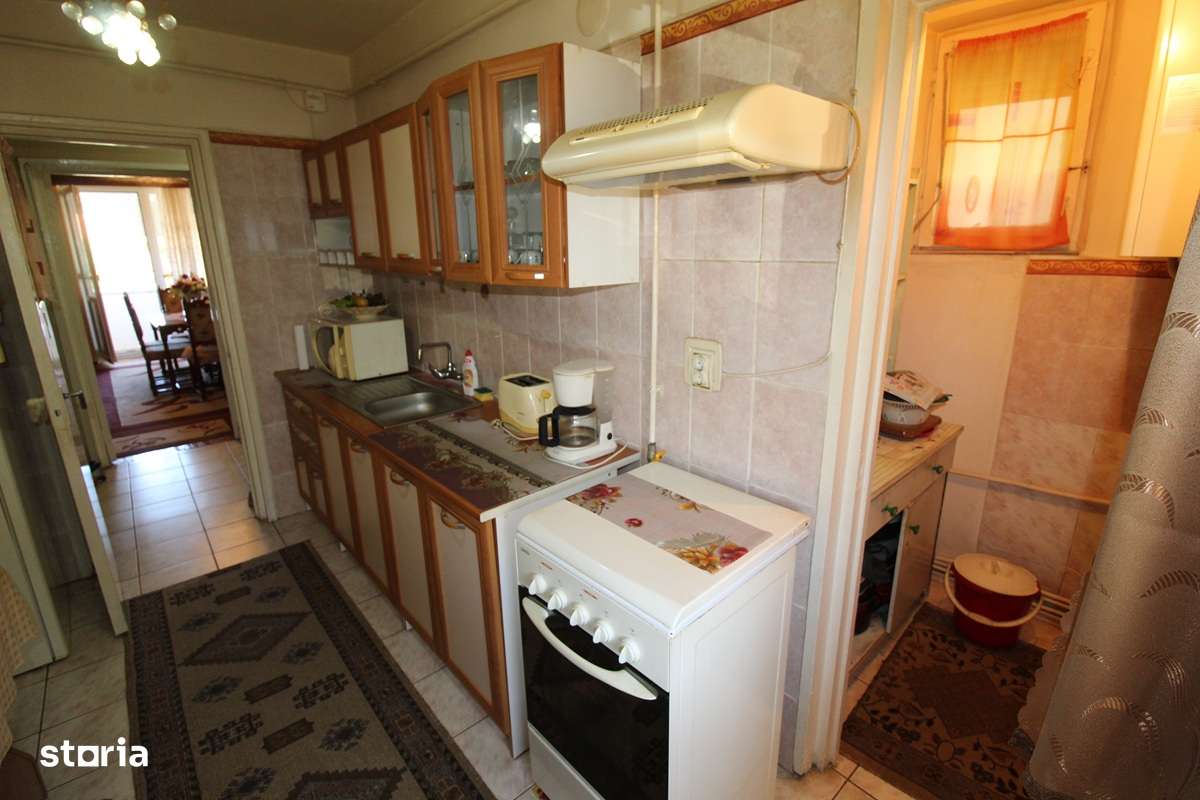 Vând apartament 4 camere în Hunedoara, zona OM-Str.Mățișorului, et. 2-9