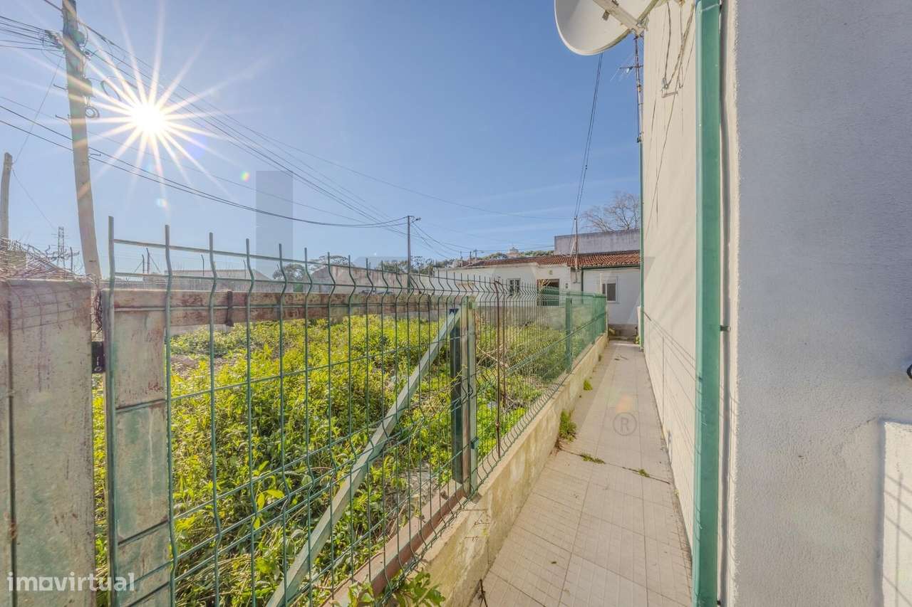 Moradia Bi-Familiar + 2 Anexos Habitáveis na Sobreda Caparica-25