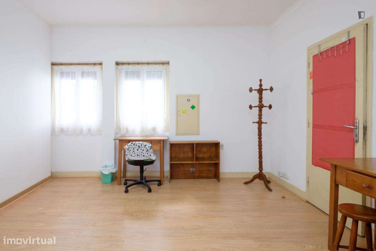 Quarto - localizado em Baixa Coimbra - Grande imagem: 3/7