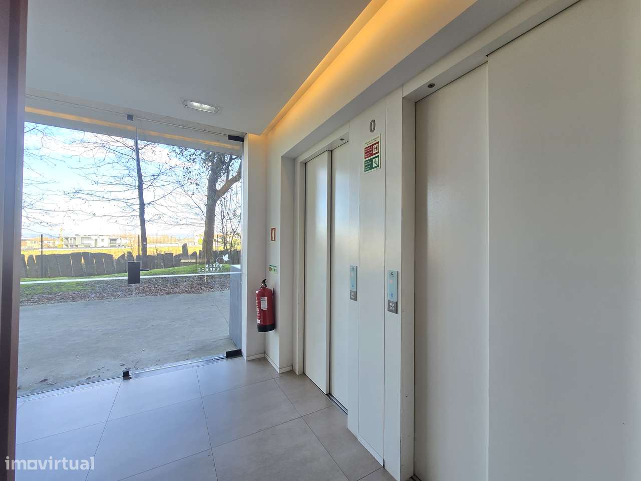 Apartamento T1 com terraço Seminovo.-14