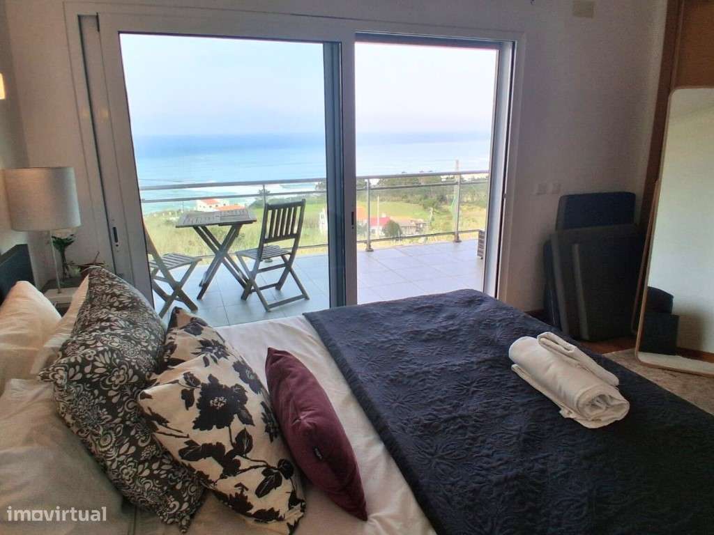 Moradia V2+1 em banda com vista frontal sobre o oceano e as icónica...-8