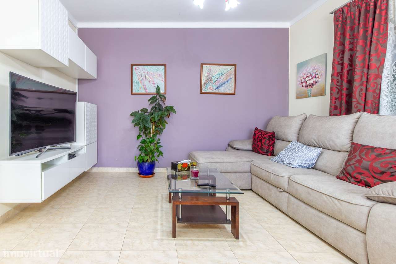 Moradia Bifamiliar com 2 Apartamentos T1 para Habitação e Rendimento-10