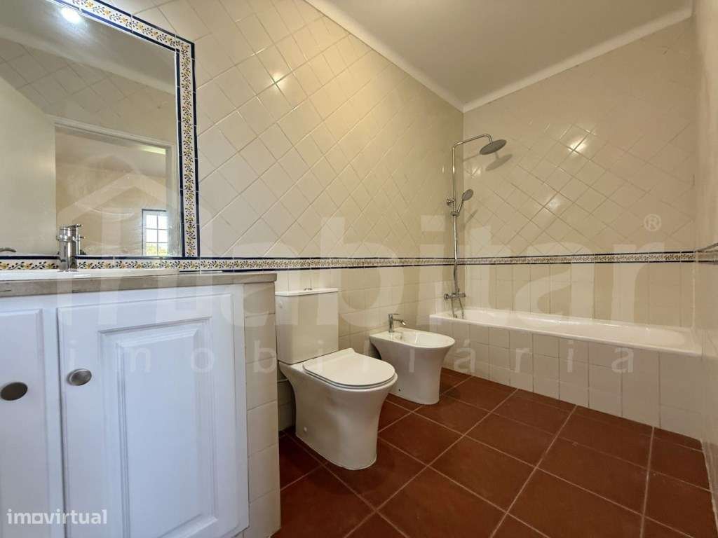 Moradia com Garagem, Piscina e Jardim - Excelente Oportunidade!-14