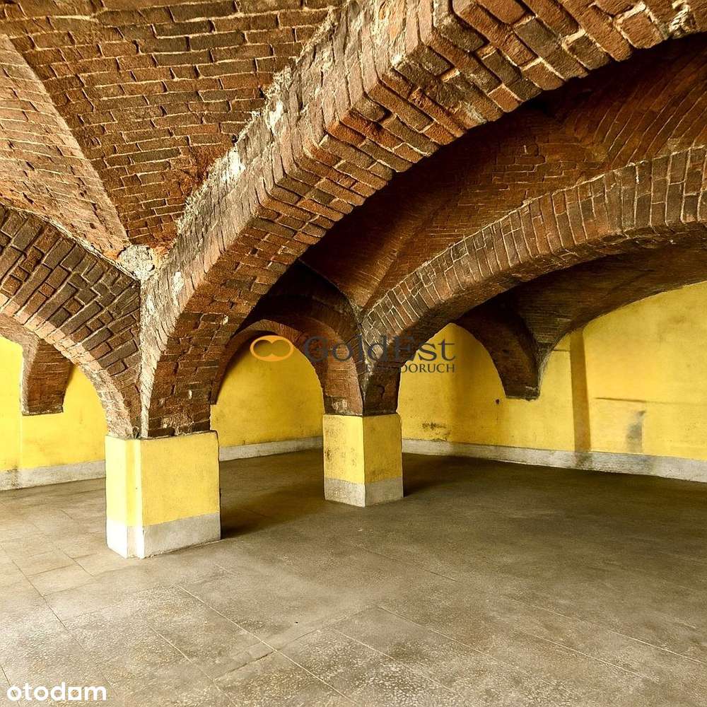 Nieruchomość do remontu w centrum, na parterze!-0