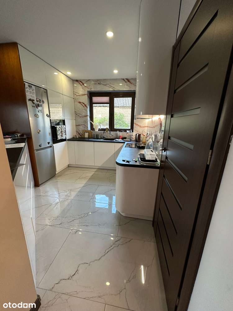 Przestronny dom z basenem i garażem, podmiejska lokalizacja - Pełny obrazek: 5/19