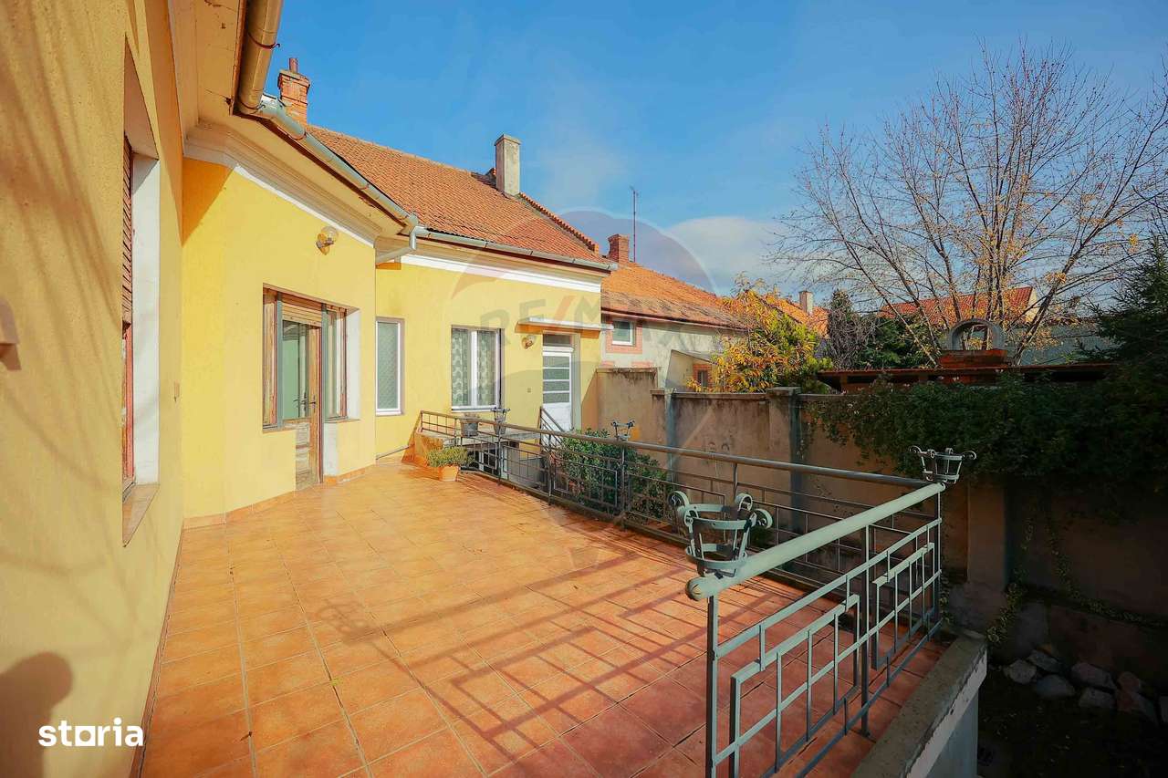 Casă Evreiască de Vânzare, Singur în Curte în zona Ultracentral-18