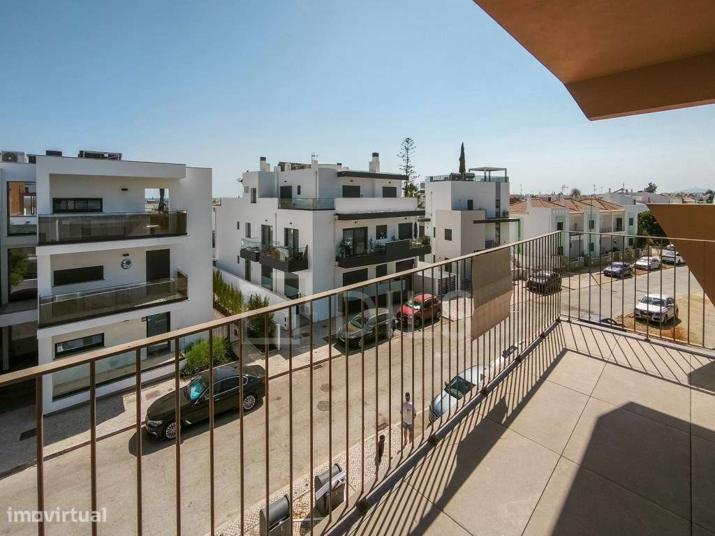 Apartamento T2 com varanda, terraço e garagem em Cabanas, Tavira - Grande imagem: 2/57