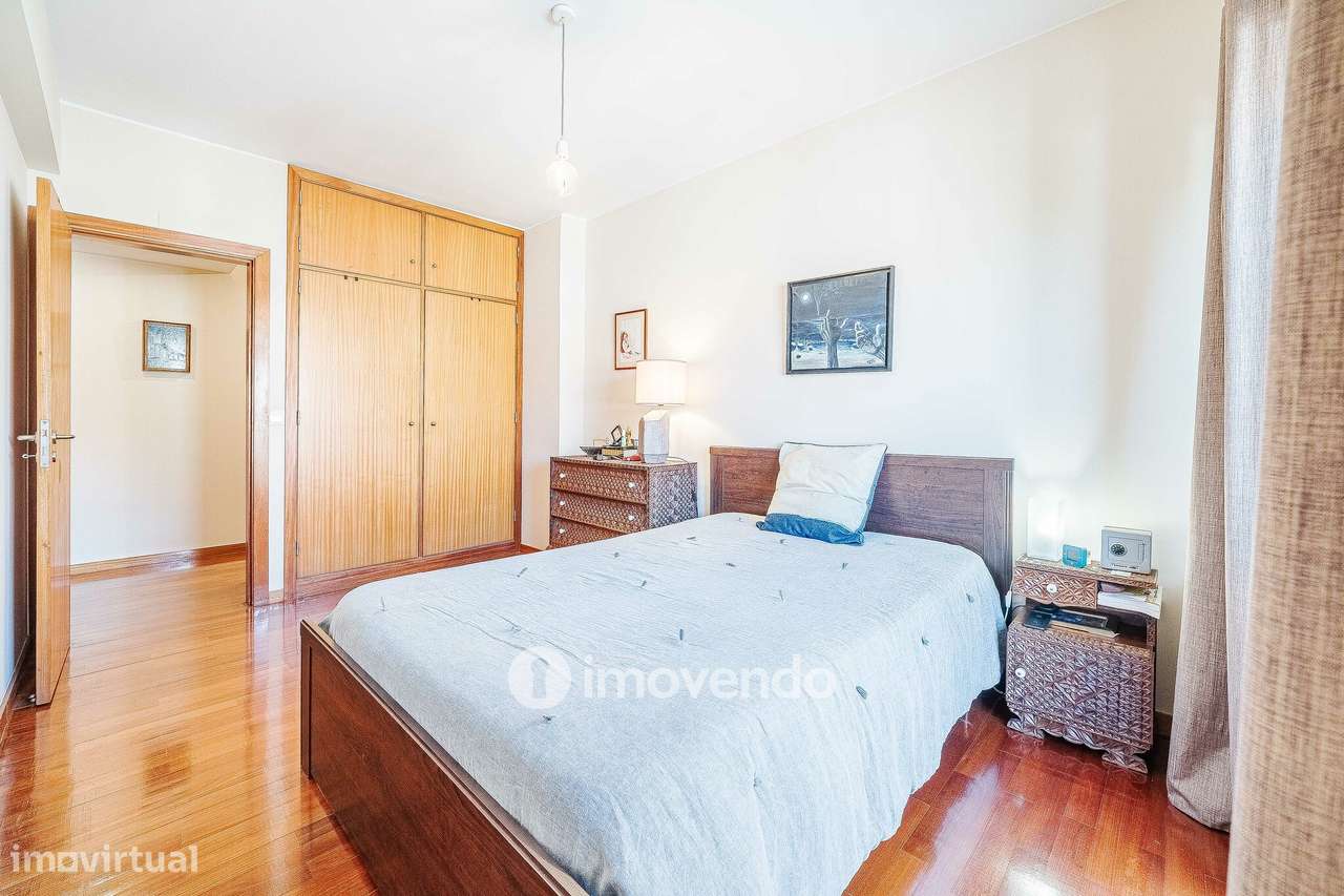 Apartamento T3, com garagem e arrecadação, na Ramada-18