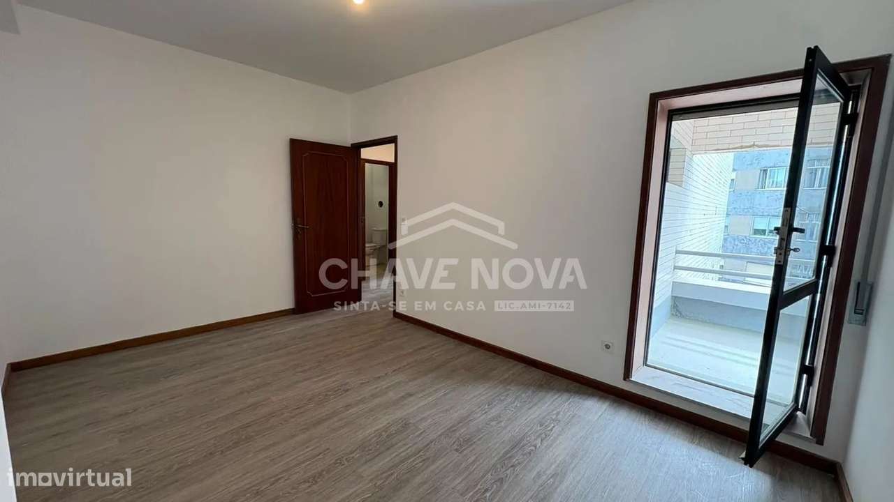 PS - Apartamento T3 Renovado, 3 Frentes, Terraço, Garagem, junto à VL8-18