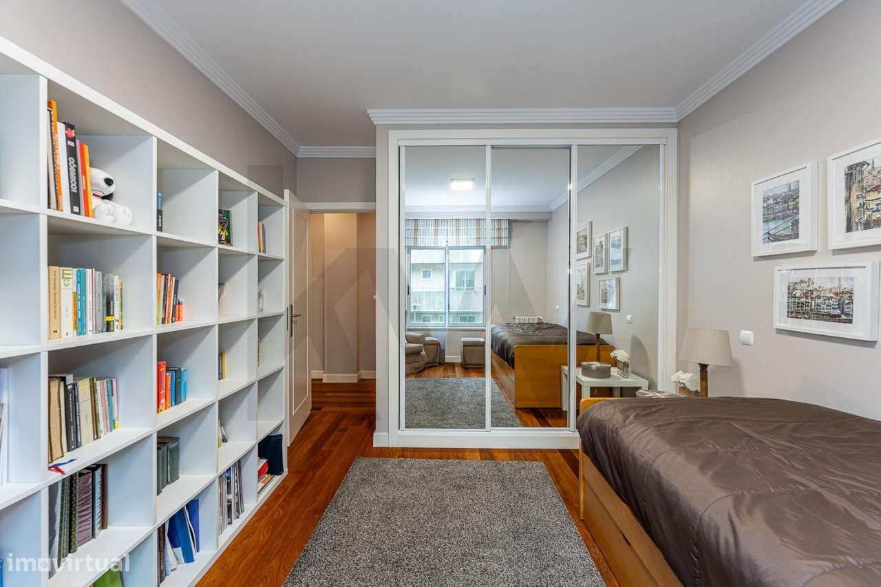 Excelente T5  em Condominio Fechado a Marechal Gomes da Costa, Porto-47