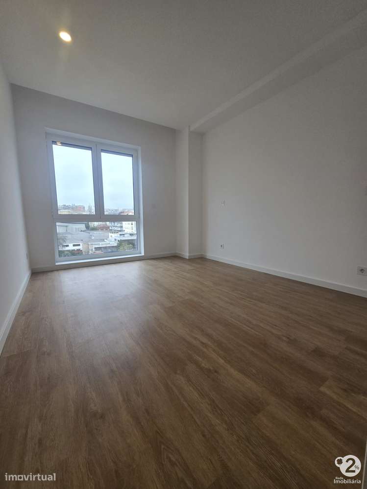 Apartamento T2 Renovado no Porto ( Torrinha )-11
