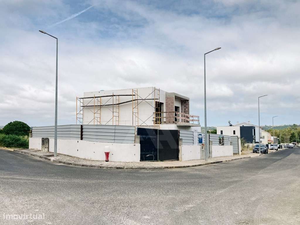 Moradia T3 com Piscina e Garagem a 5 Minutos das Caldas-17