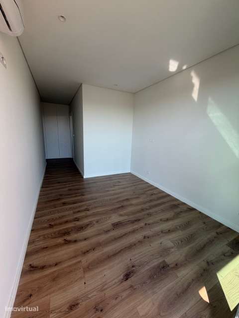 T2 em suítes, Varanda de 35,59 m² e Box para 2 Viaturas | Oeiras Golf-17