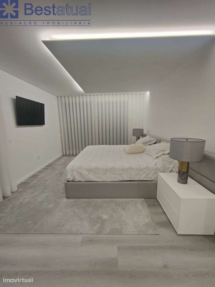 Moradia T 3 -4 frentes- de Luxo c/Piscina - Sande São Lourenço-39