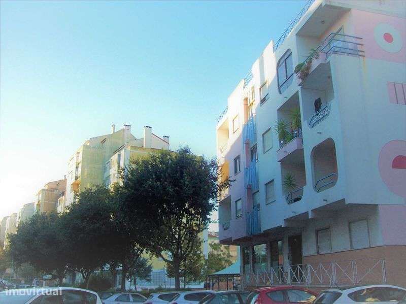 Vende-se/ Imóveis/Apartamento T2 para venda na Damaia de baixo - Grande imagem: 4/12