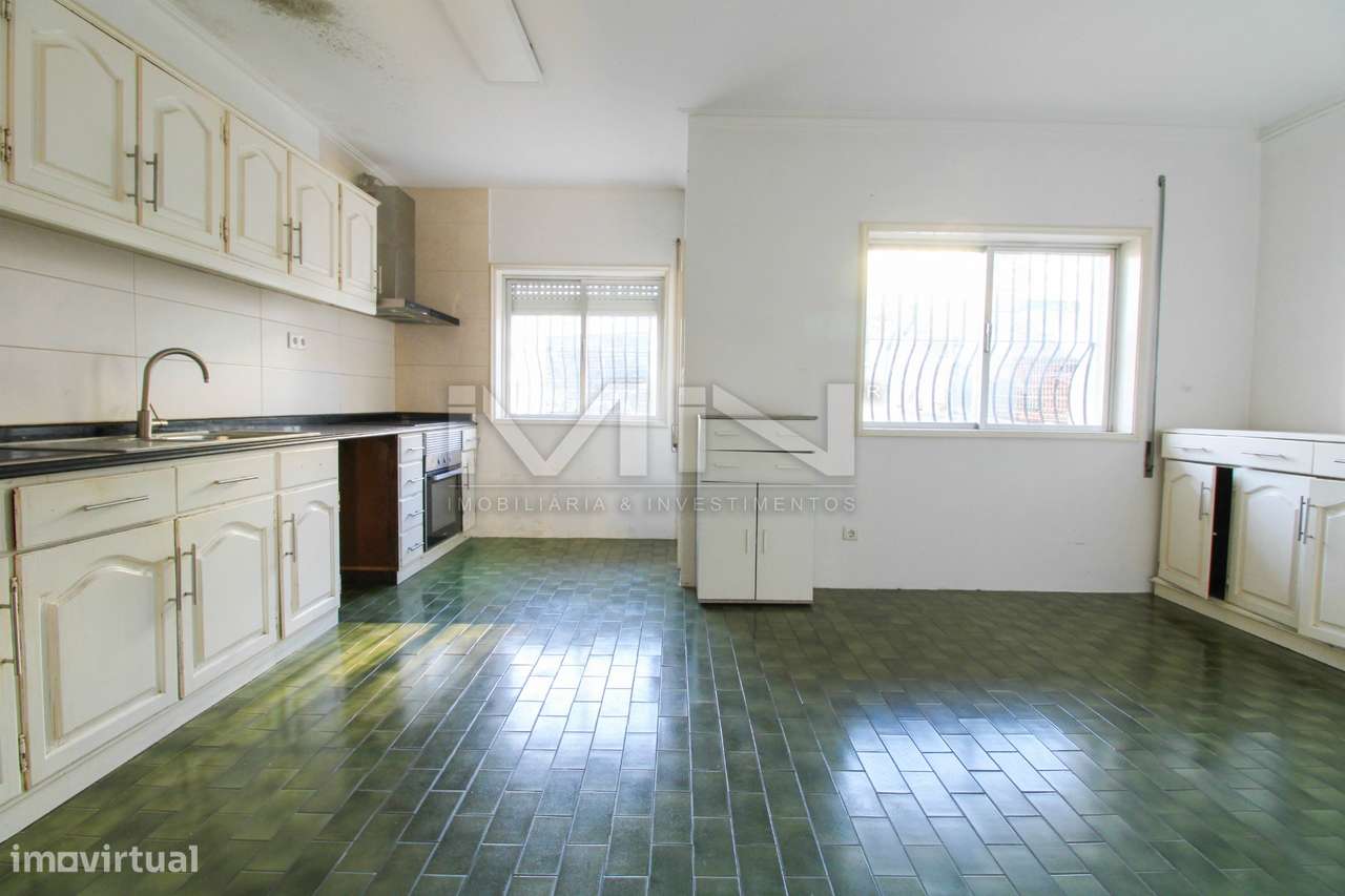 Moradia de 3 Frentes com Vista Panorâmica no Coração de Gondomar-8