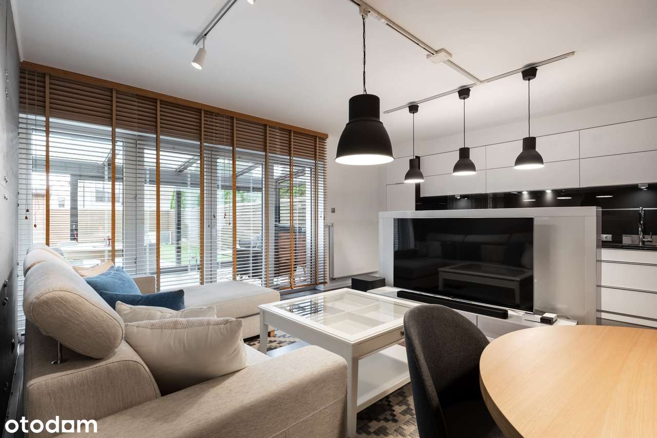 Dom w zabudowie bliźniaczej z basenem.-1