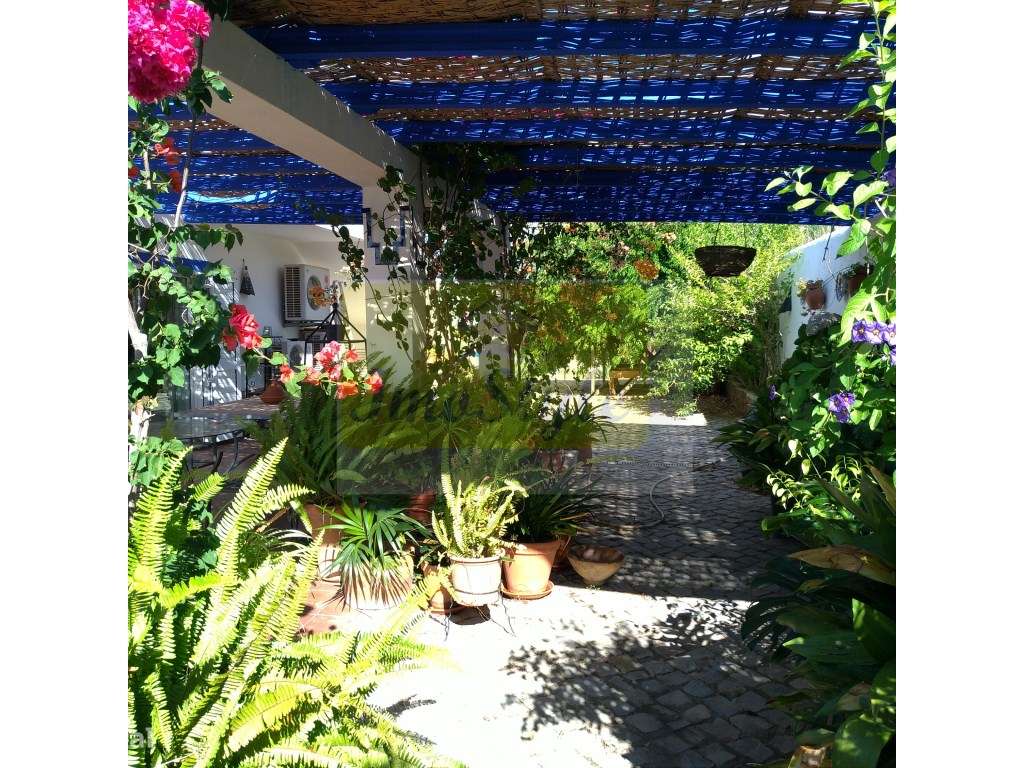 Moradia isolada com cave e apartamento independente em Castro Marim-18