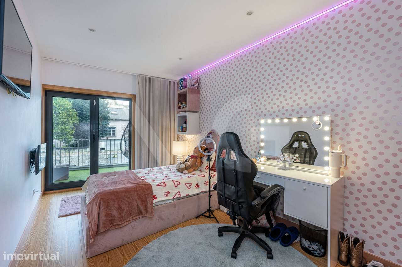 Moradia T3 com pátio, anexos e garagem em Paranhos - Porto-32