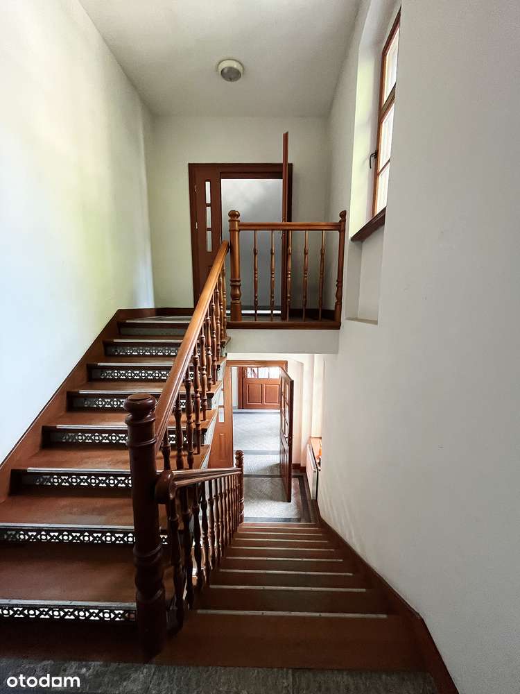 Klimatyczne mieszkanie w odrestaurowanej kamienicy z miejscem park.-2