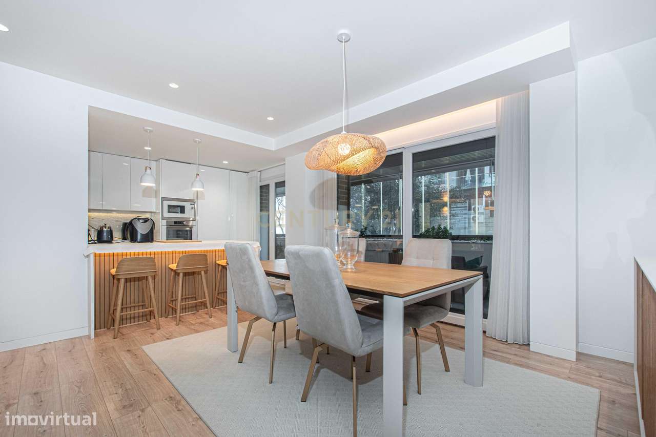 T4 Exclusivo com Terraço e Box para 2 Carros no Jardim da Amoreira-5