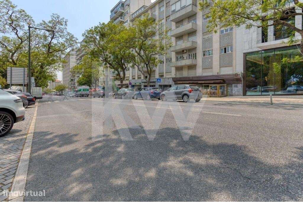 Avenidas Novas -T4 para remodelar 3 varandas, parqueamento ,muita lumi - Grande imagem: 5/46