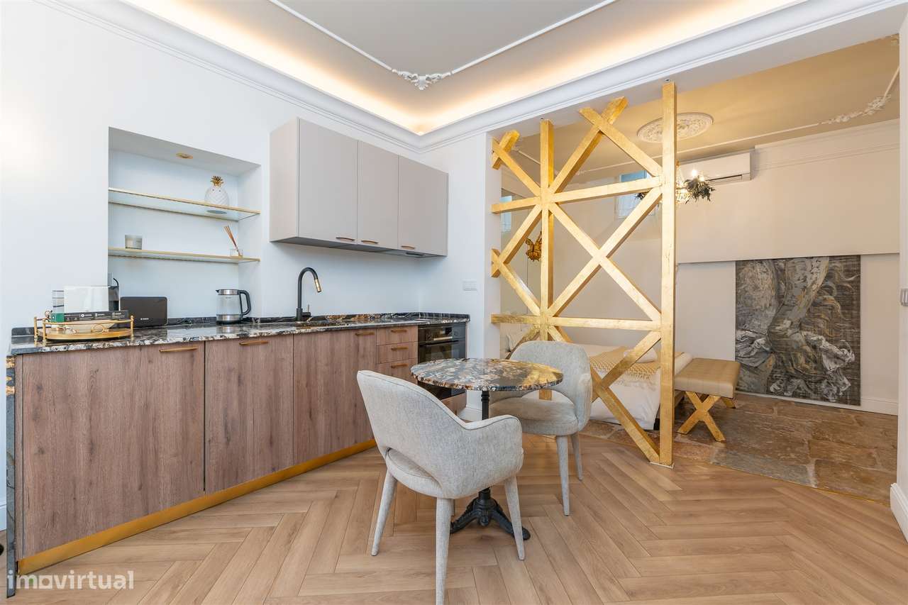 Apartamento T0 Elegante e Totalmente Equipado no Coração da Misericórd - Grande imagem: 3/23