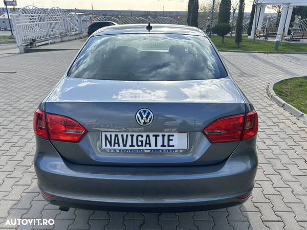 Volkswagen Jetta 1.6 TDI DSG Comfortline - 3