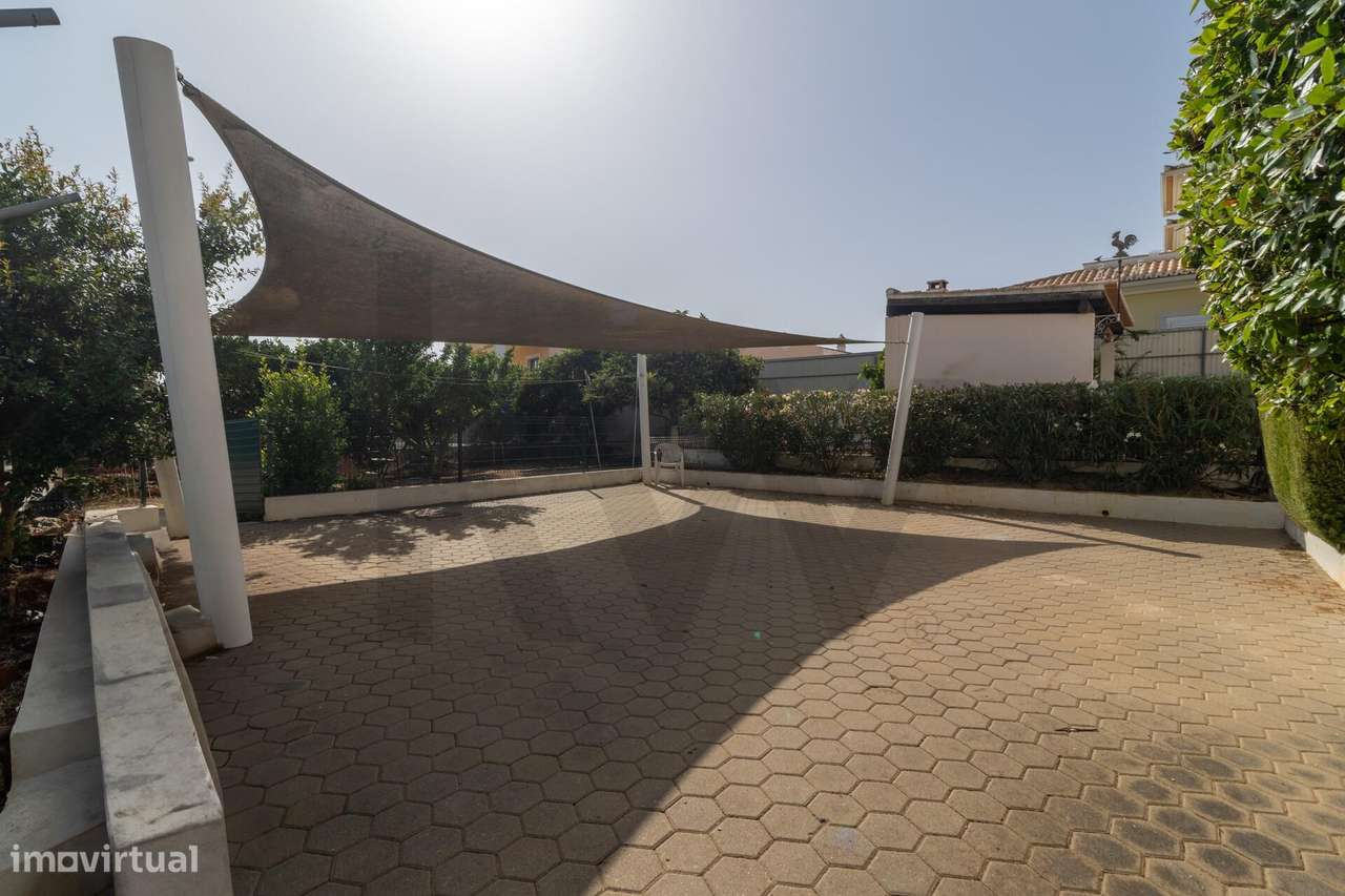 Exclusivo em Alvor: Moradia Isolada T5 com Máxima Privacidade e Confor-43