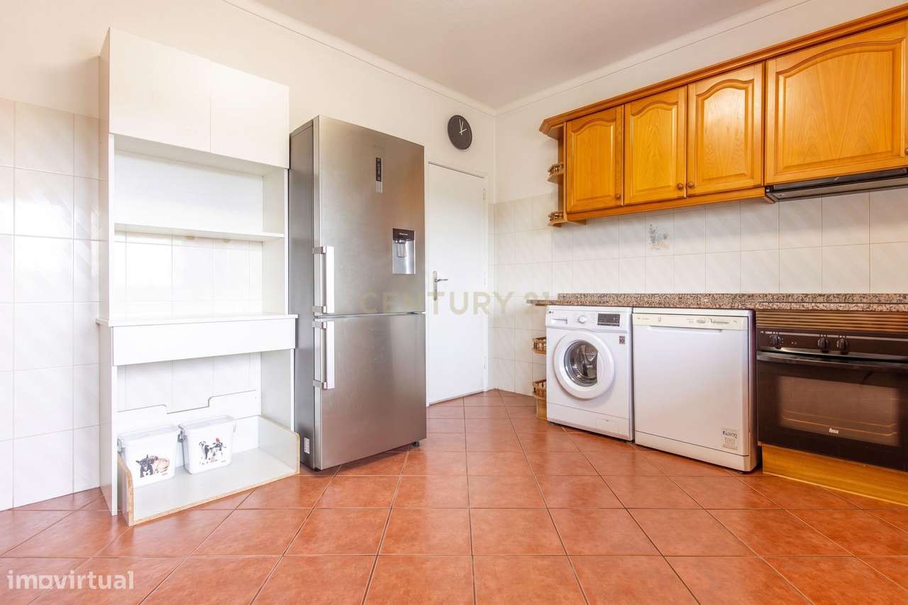 Excelente Apartamento de 4 Assoalhadas com Terraço e Sótão Independent-10