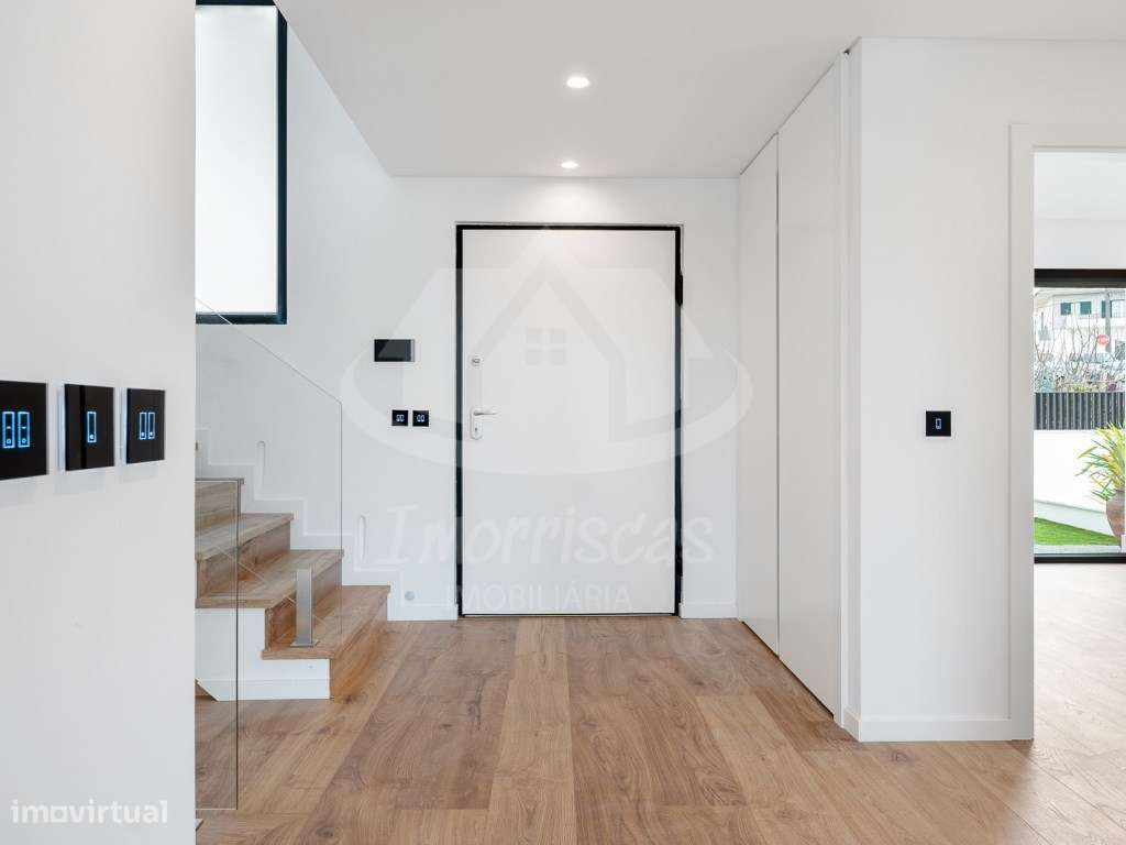 Moradia T4 com piscina e vista panorâmica em São João da Talha-11