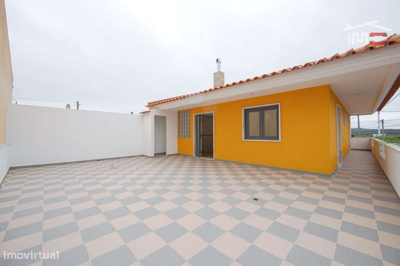 Moradia T4 de Excelência com Box para 4 Viaturas e Ótimos Acessos-21