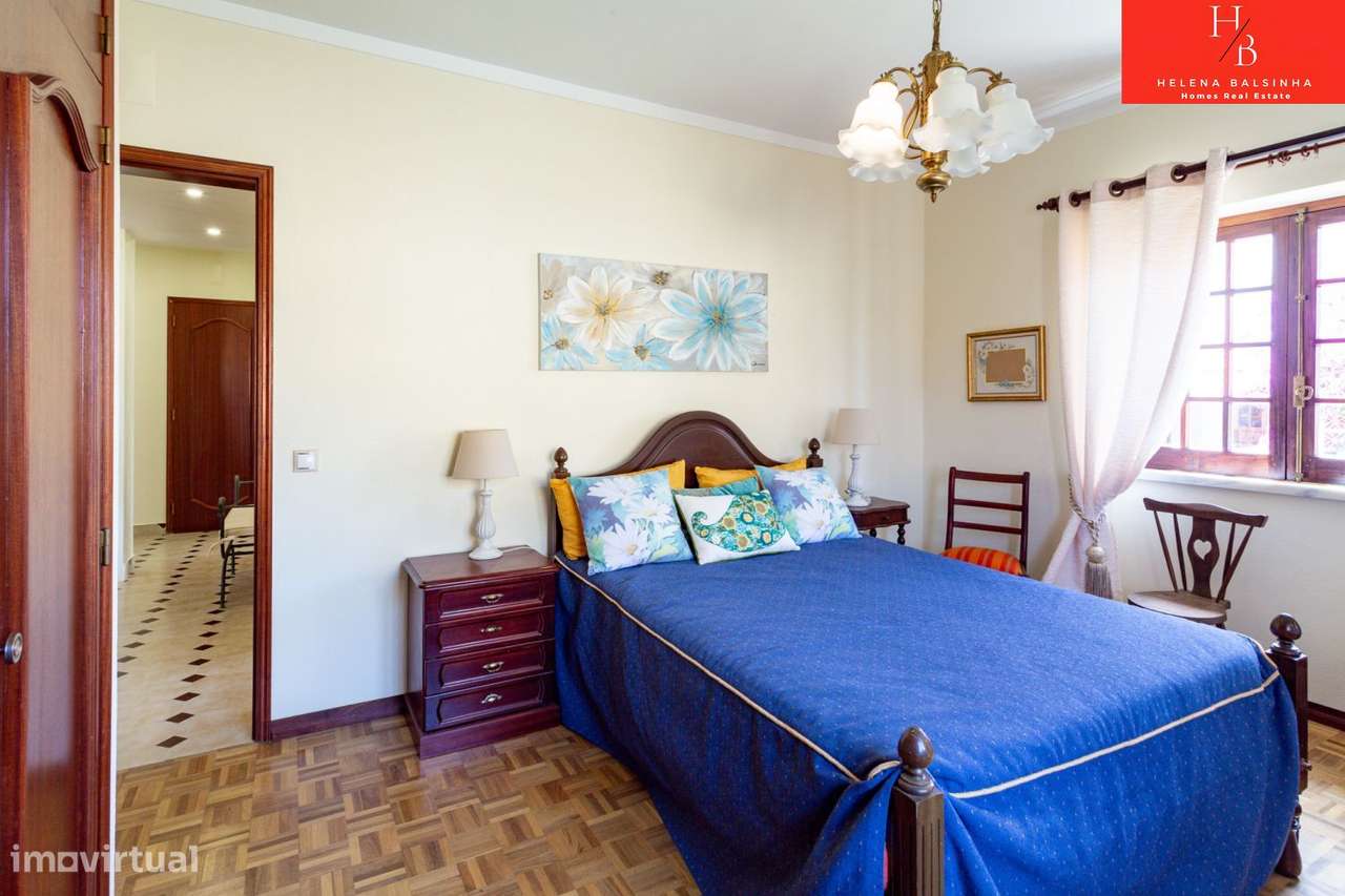 Bonita moradia V6, situada nos Casais de São Lourenço, junto à pra-25