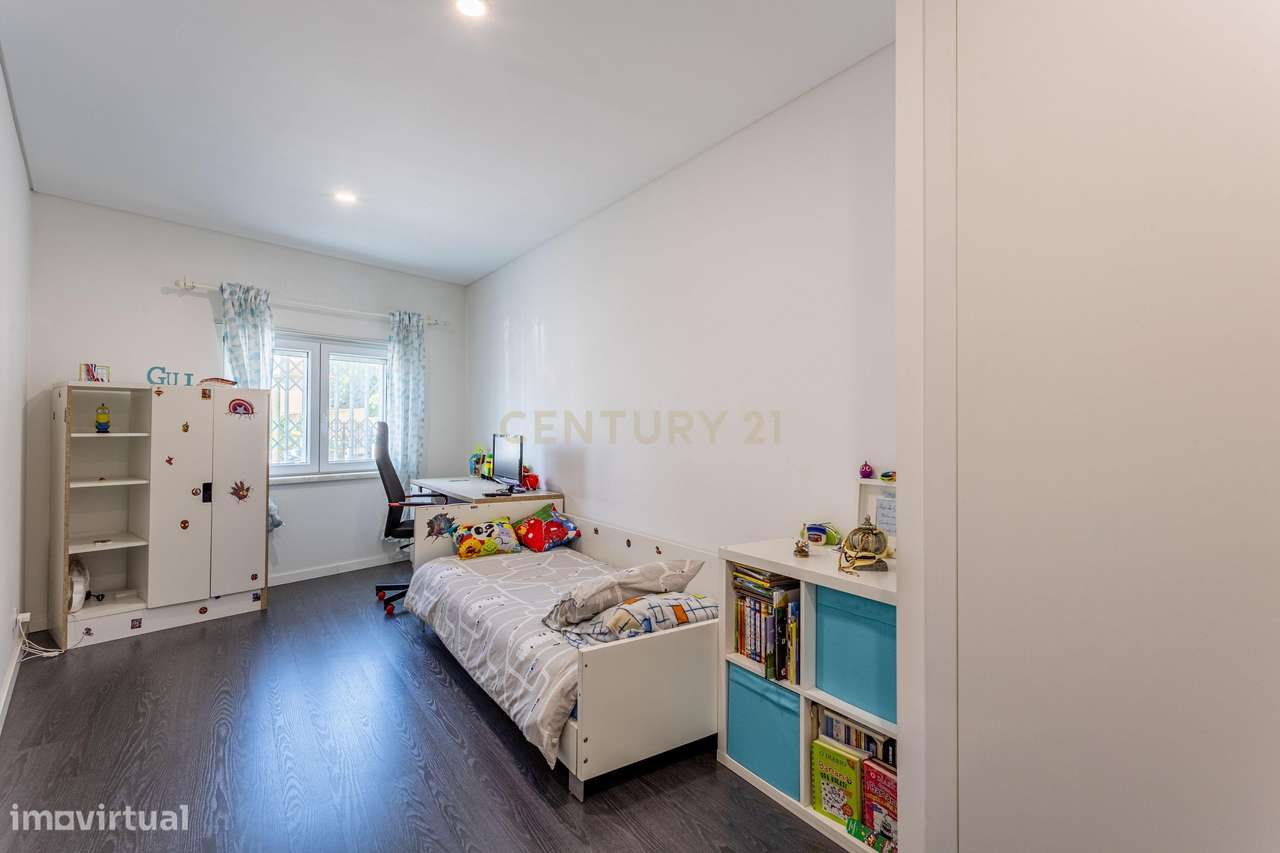 Procura espaço e conforto? Veja este T4 Duplex-14