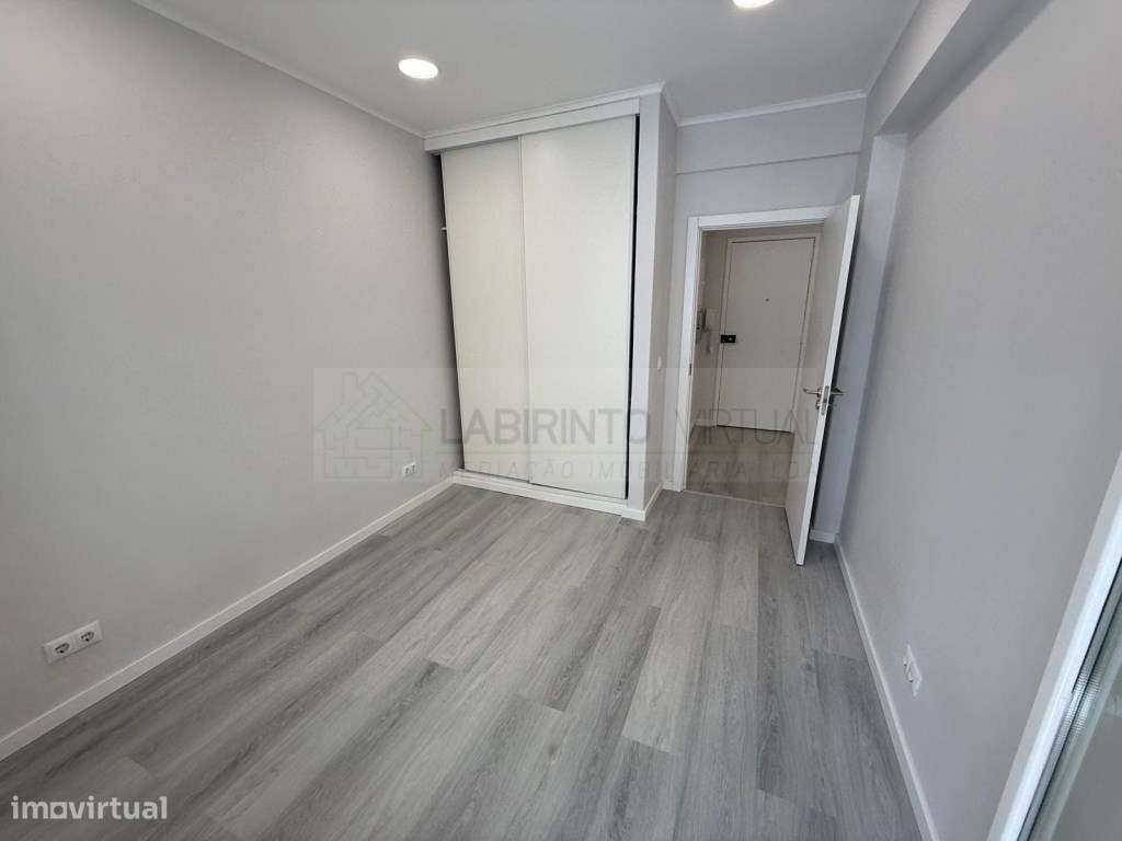 Vede-se T1 remodelado e com marquise, na Venteira - Amadora-7