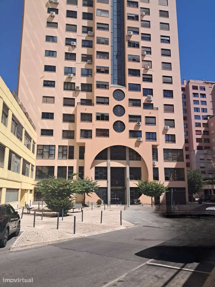 T3 em Prédio de Prestigio nas Laranjeiras com Garagem e Court Ténis-24