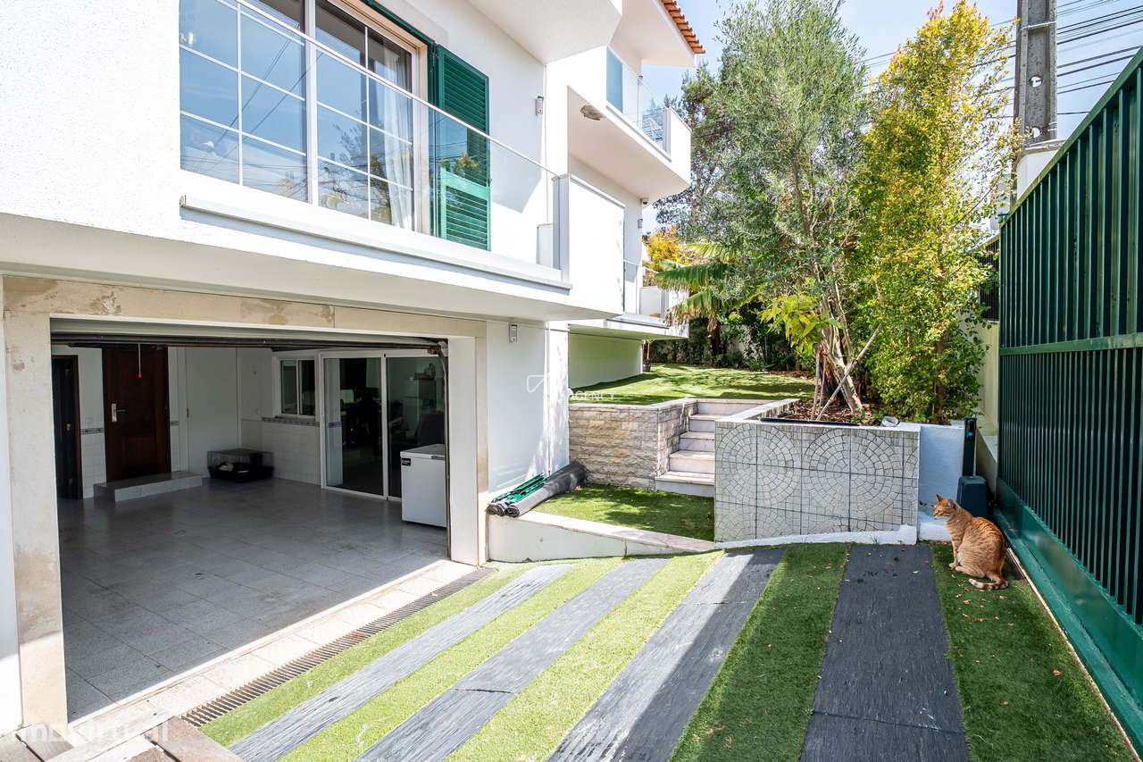 Moradia Independente no Estoril com 4 Quartos, Piscina e Garagem-23