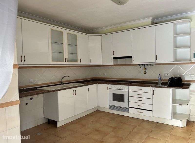 T1 ÚNICO COM TERRAÇO DE 200m² EM MONTE ABRAÃO – QUELUZ - Grande imagem: 4/8