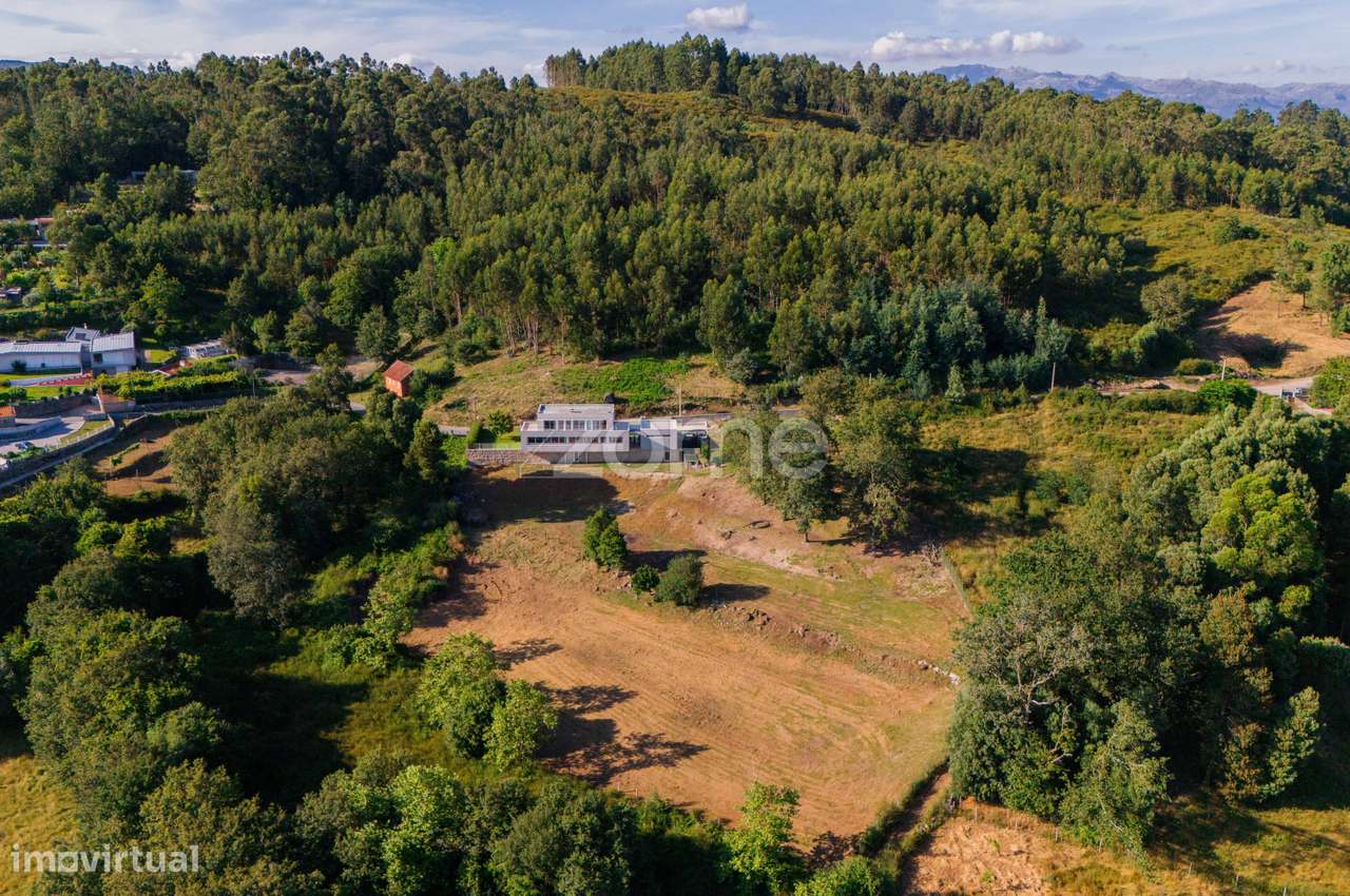 Moradia individual de arquitetura moderna, inserida em lote de 7.500 m - Grande imagem: 4/60