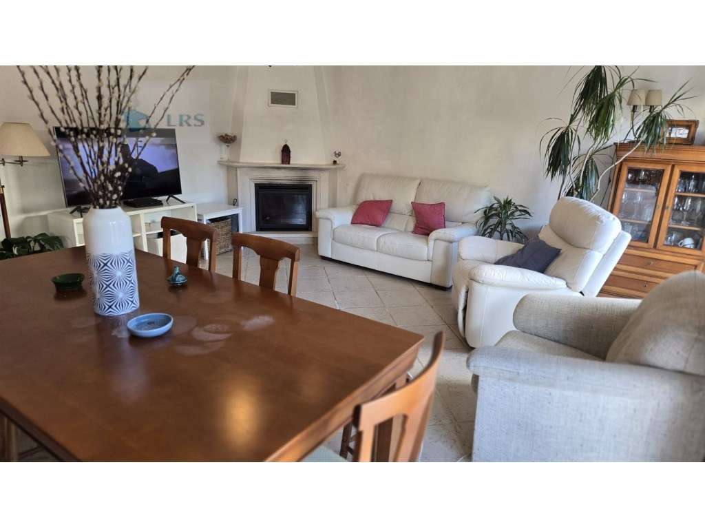 Moradia em Alcoitão - Excelente Oportunidade

Situada numa zona r...-10