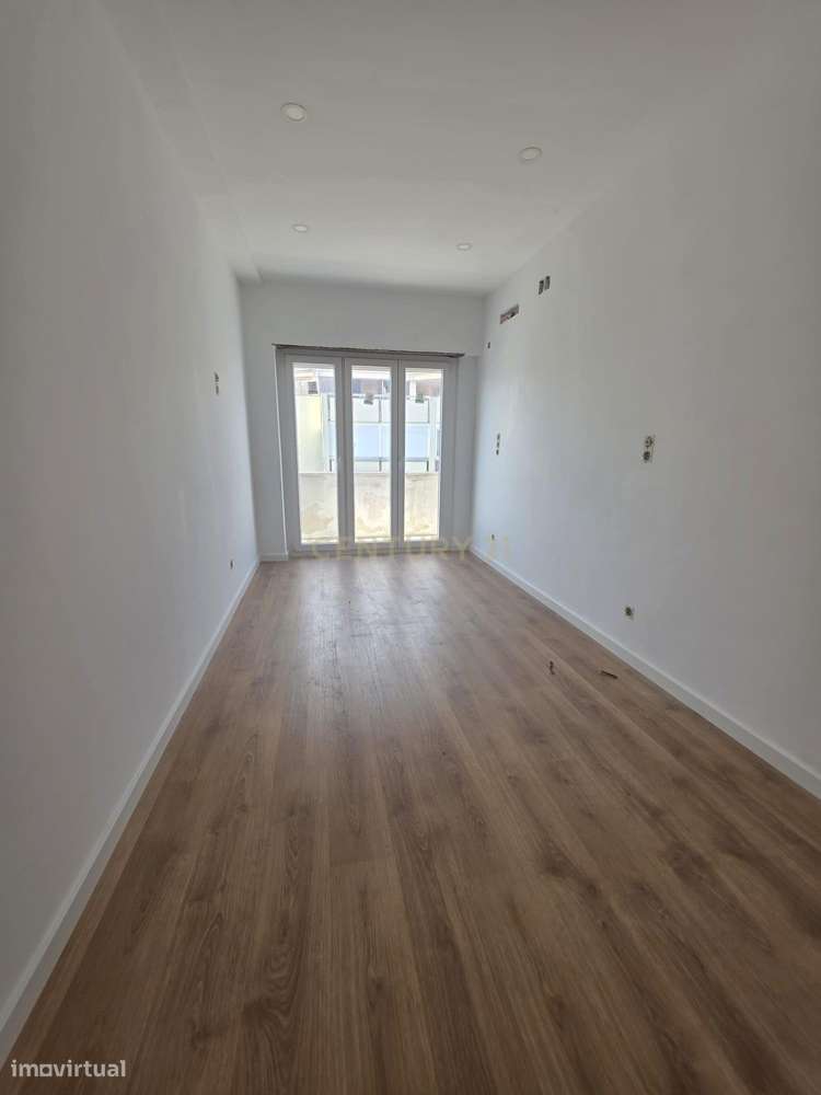 T3  a estrear na Av. do Uruguai – Benfica C/ suite e varandas-6