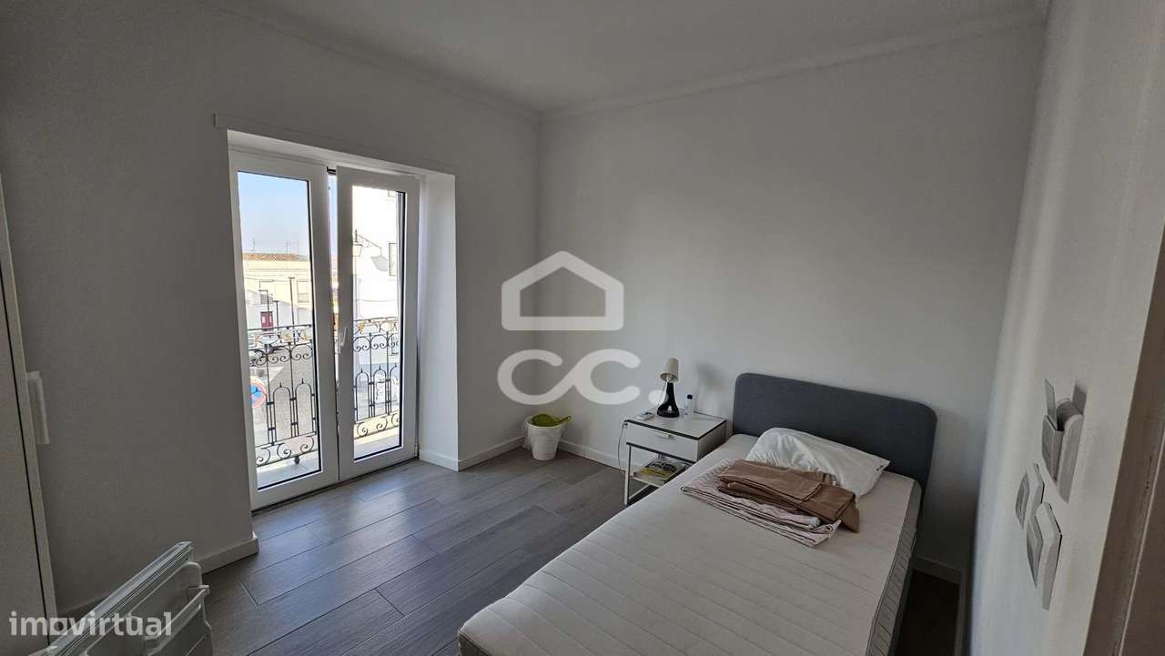 Alojamento com 10 quartos, pronto a rentabilizar, com obras recentes e-29