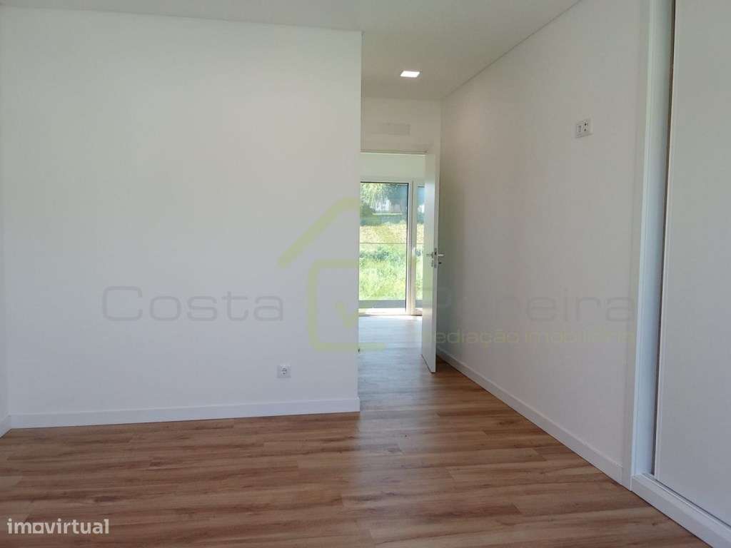 Moradia T4 Nova com garagem e logradouro-13