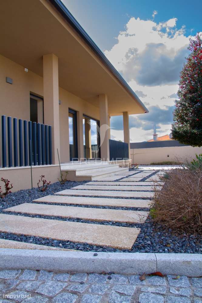 Vivenda Térrea com piscina e jardim em Folhadela / Vila Real - Grande imagem: 5/35