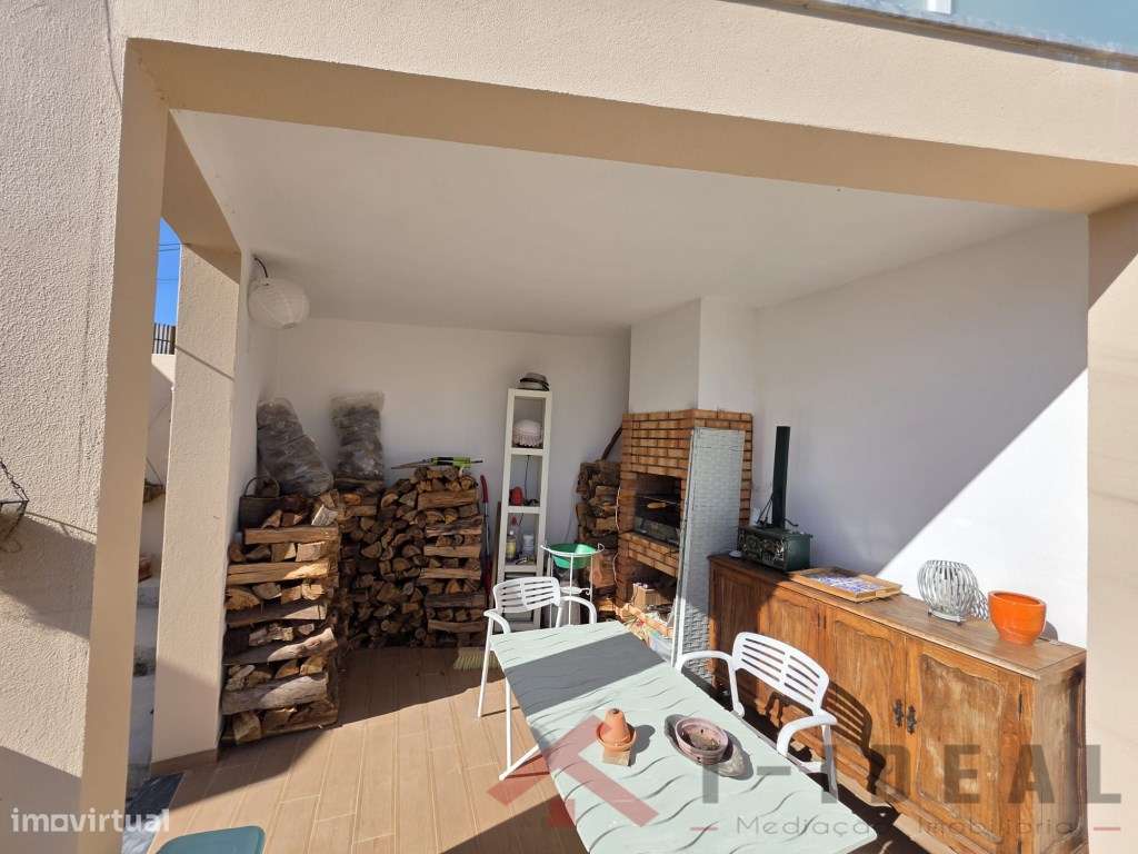 Moradia Renovada com Espaço Exterior-22