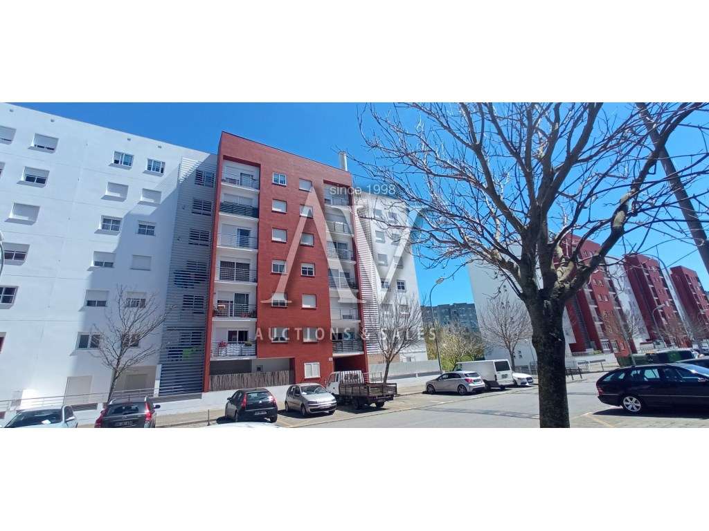 1/2 INDIVISA DE APARTAMENTO T2 e 1/96 AVOS DE ESTACIONAMENTO _ AMEI... - Grande imagem: 4/14