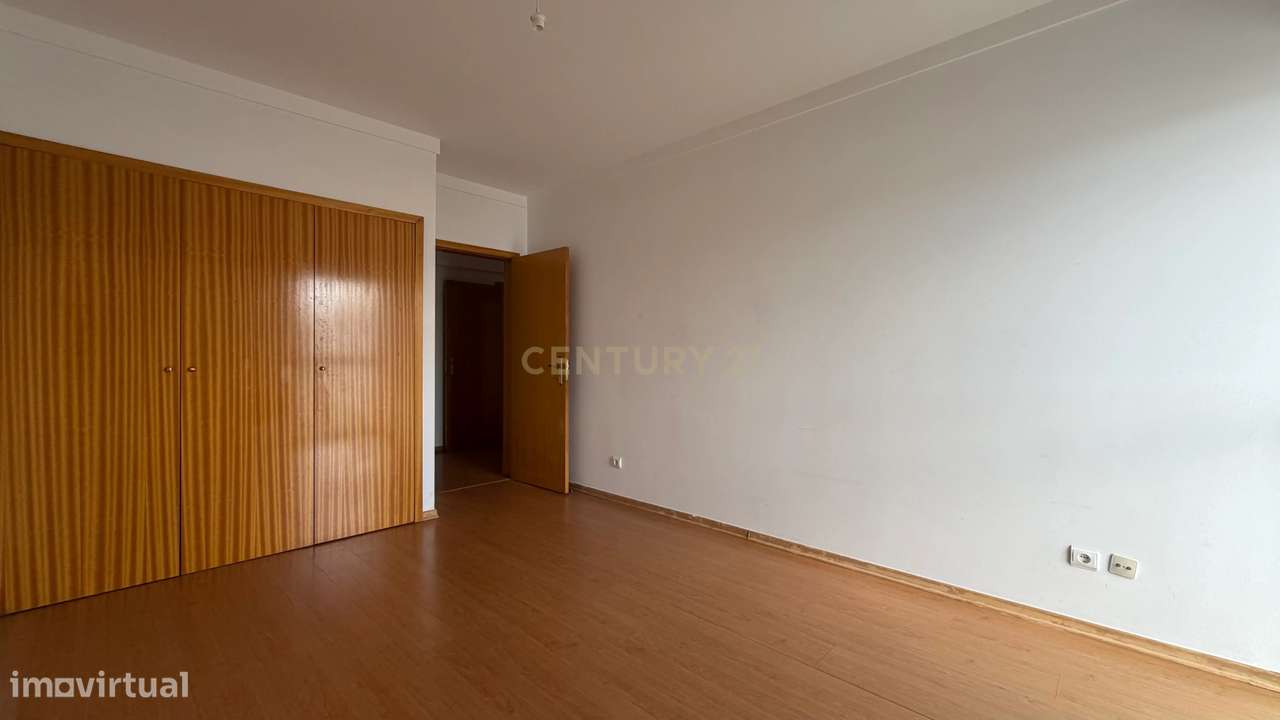 Apartamento T3 com Varanda, Arrecadação e Três Lugares de Parqueamento-12