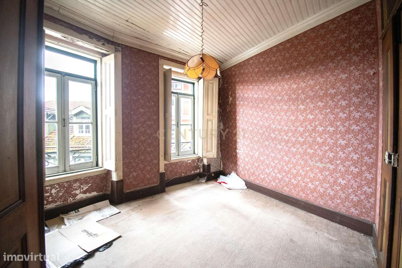 Prédio na emblemática Rua do Quebra Costas, no centro histórico de Coi-47