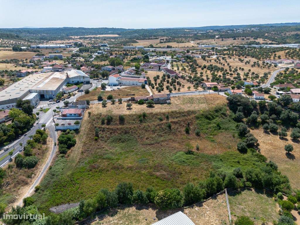 Armazém e terreno com possibilidades de construção - Grande imagem: 4/9